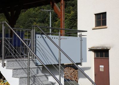 Treppenabgang mit Balkongeländer